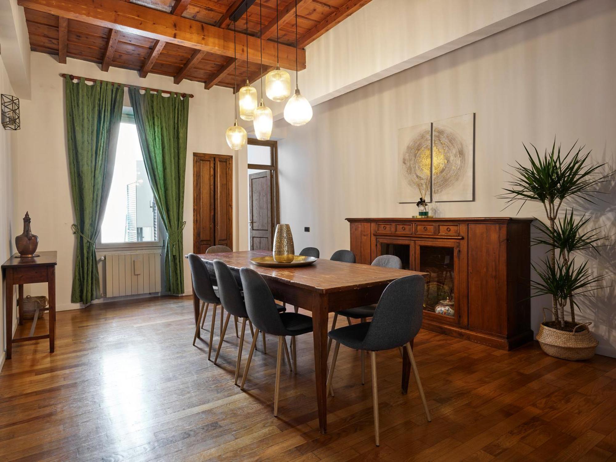 Location W/ Breathtaking Views Chic Palace